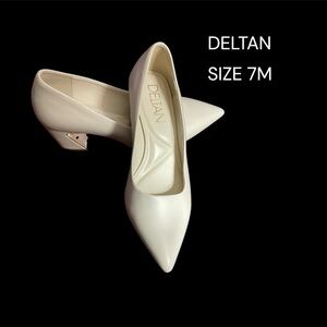 NWOT DELTAN IVORY BLOCK HEEL PUMPS IN SIZE 7M